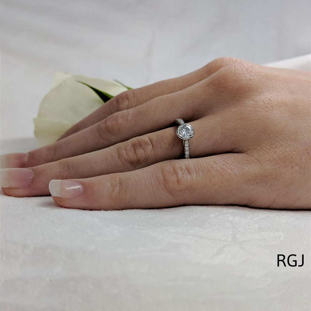 The Memoire Saona Platinum 0.41ct Round Brilliant Cut Diamond Solitaire Engagement Ring With 0.14ct Diamond Set Shoulders