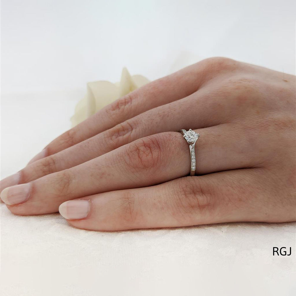 The Memoire Canna Platinum 0.40ct Round Brilliant Cut Diamond Solitaire Engagement Ring With 0.08ct Diamond Set Shoulders