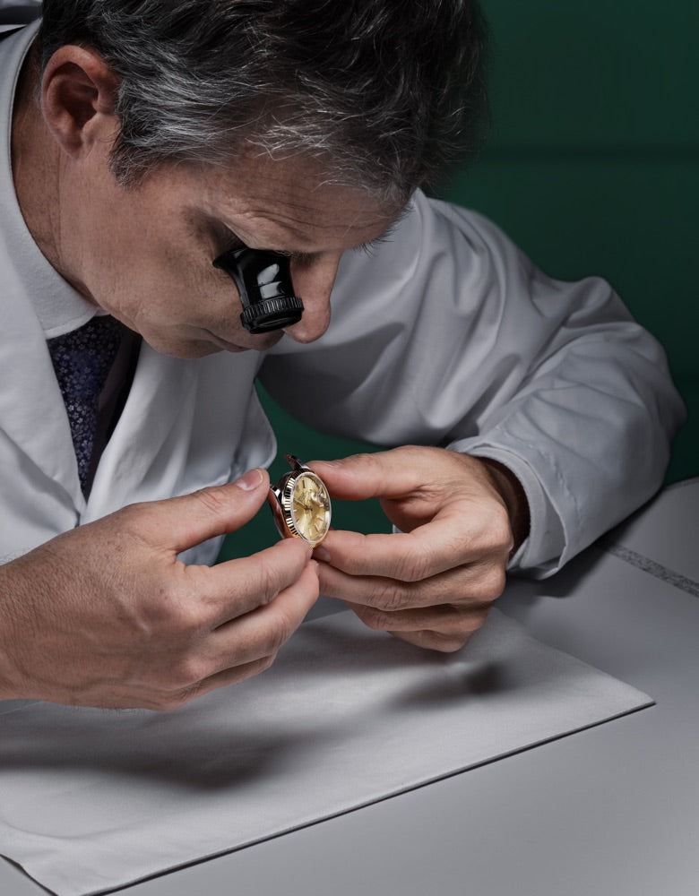 Rolex watch servicing procedure Assessment of the watch portrait image