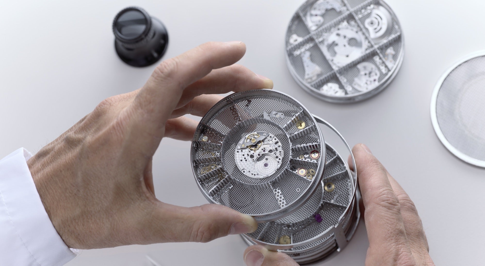 Rolex watch servicing procedure Cleaning of the components landscape image