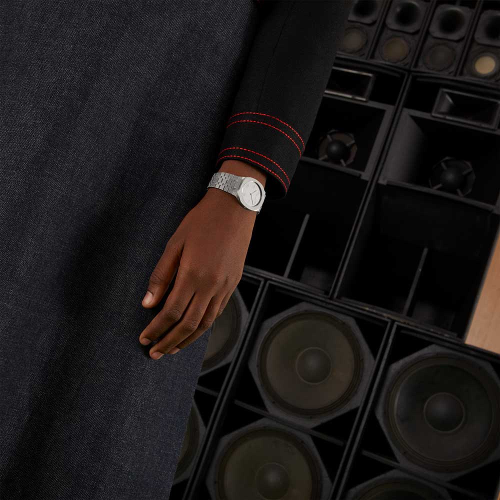 gucci 25h 30mm white brass dial stainless steel diamond ladies watch model shot