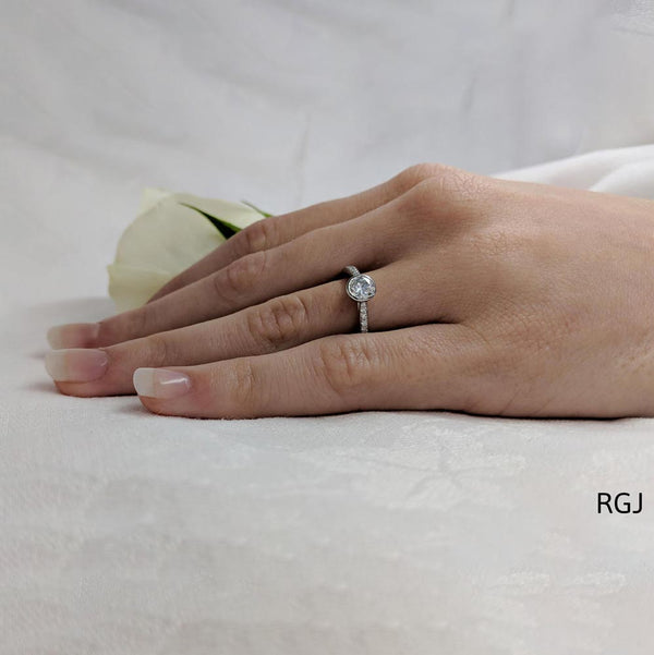 The Memoire Soana Platinum Round Brilliant Cut Diamond Solitaire Engagement Ring With Diamond Set Shoulders